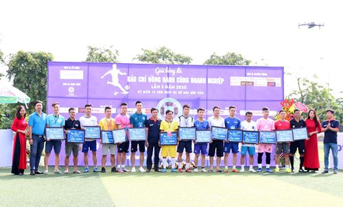 FC Báo Giáo dục và Thời đại gặp ngay 'hàng cứng' FC Hoàng Thu trong trận đầu ra quân